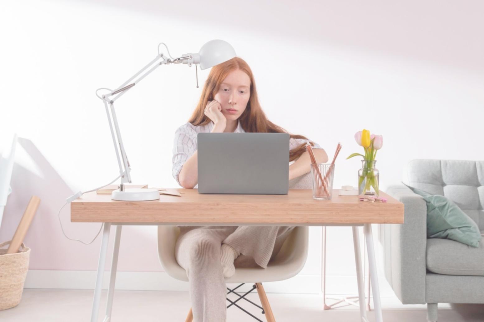Interface de simulation financière avec graphiques complexes et outils d'analyse